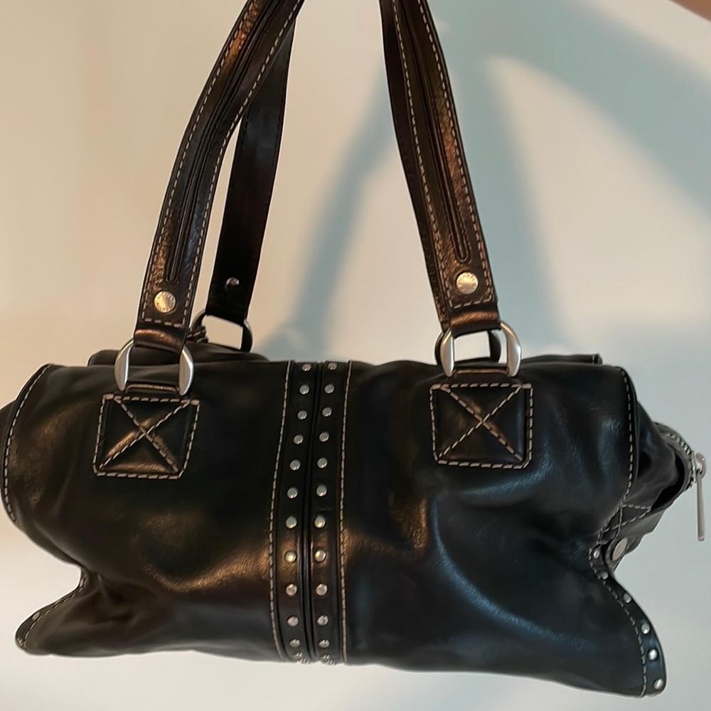 This Micheal Kors leather purse has no external wear, the inner wear is minimal!